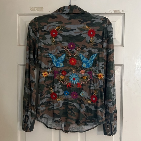 Ivy Jane camo snap button-down with embroidery details, XS - Picture 3 of 3
